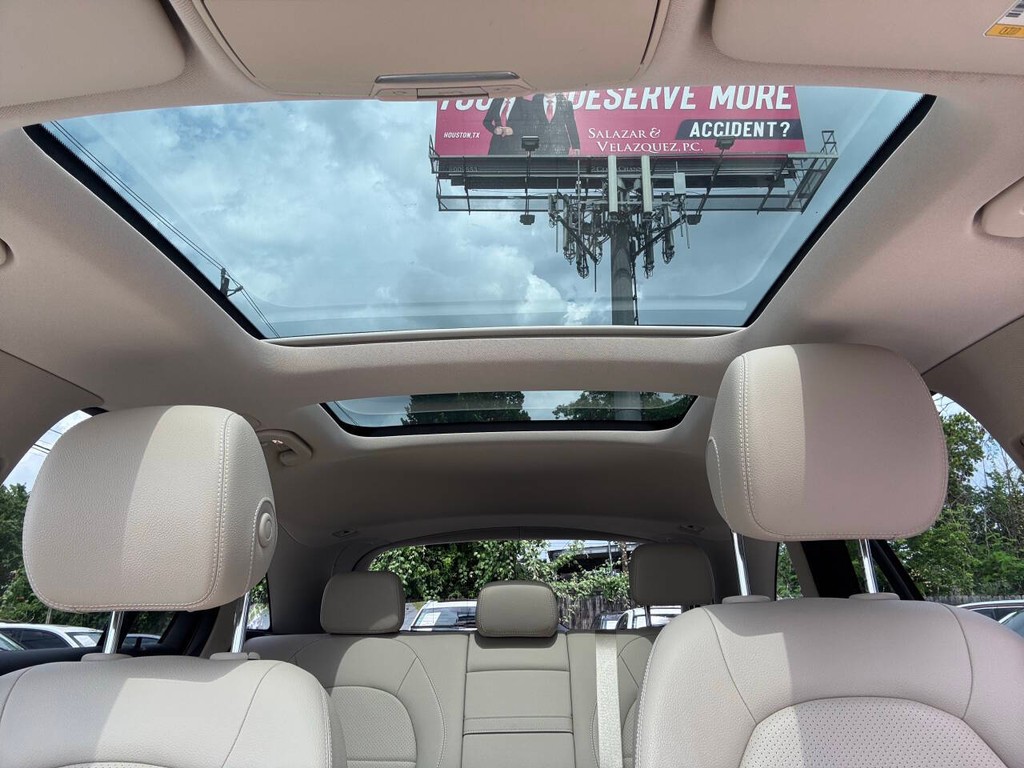 Mercedes-Benz GLC Vehicle Full-screen Gallery Image 28