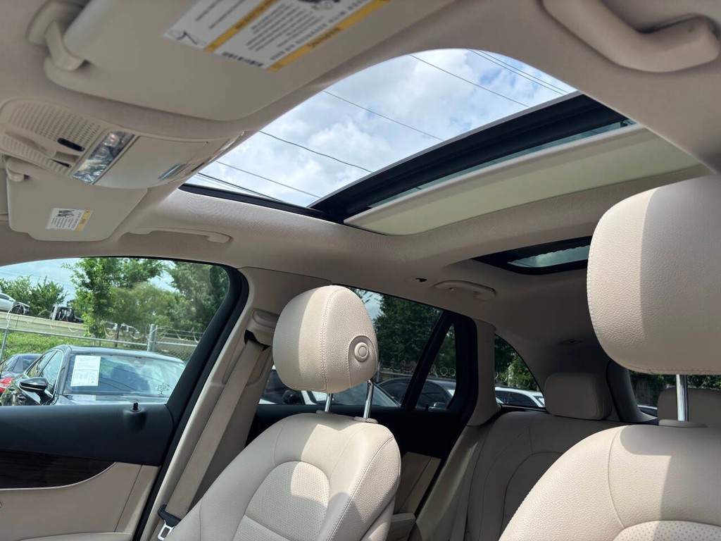Mercedes-Benz GLC Vehicle Full-screen Gallery Image 29