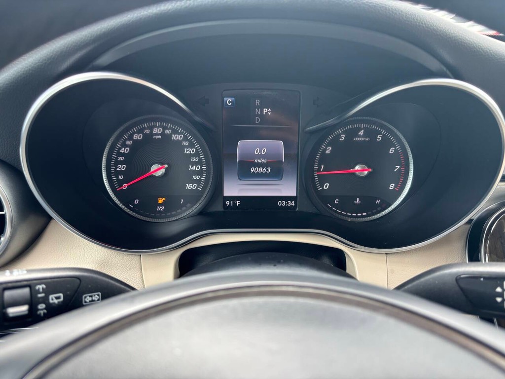 Mercedes-Benz GLC Vehicle Full-screen Gallery Image 30