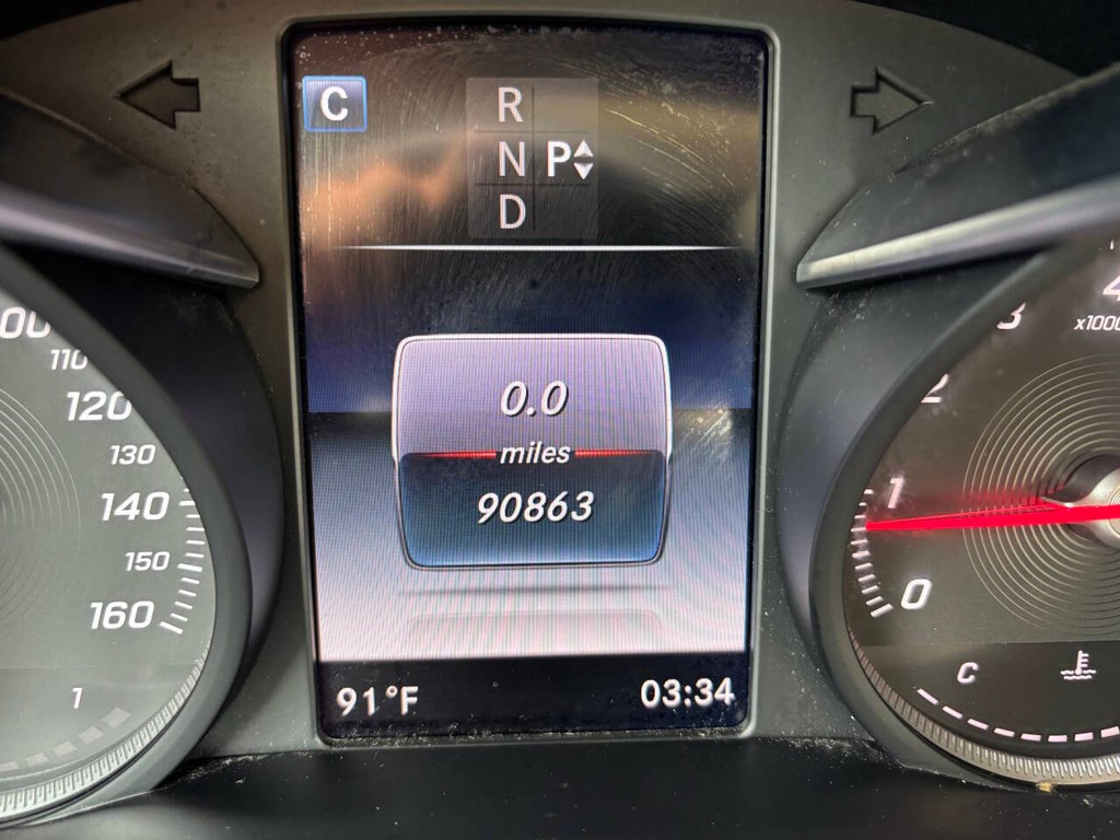 Mercedes-Benz GLC Vehicle Full-screen Gallery Image 31