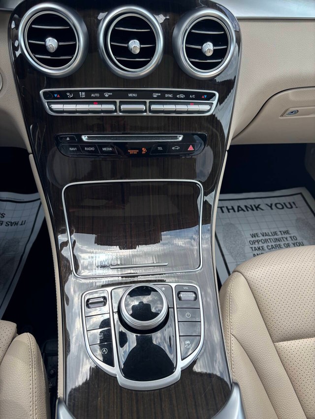 Mercedes-Benz GLC Vehicle Full-screen Gallery Image 21