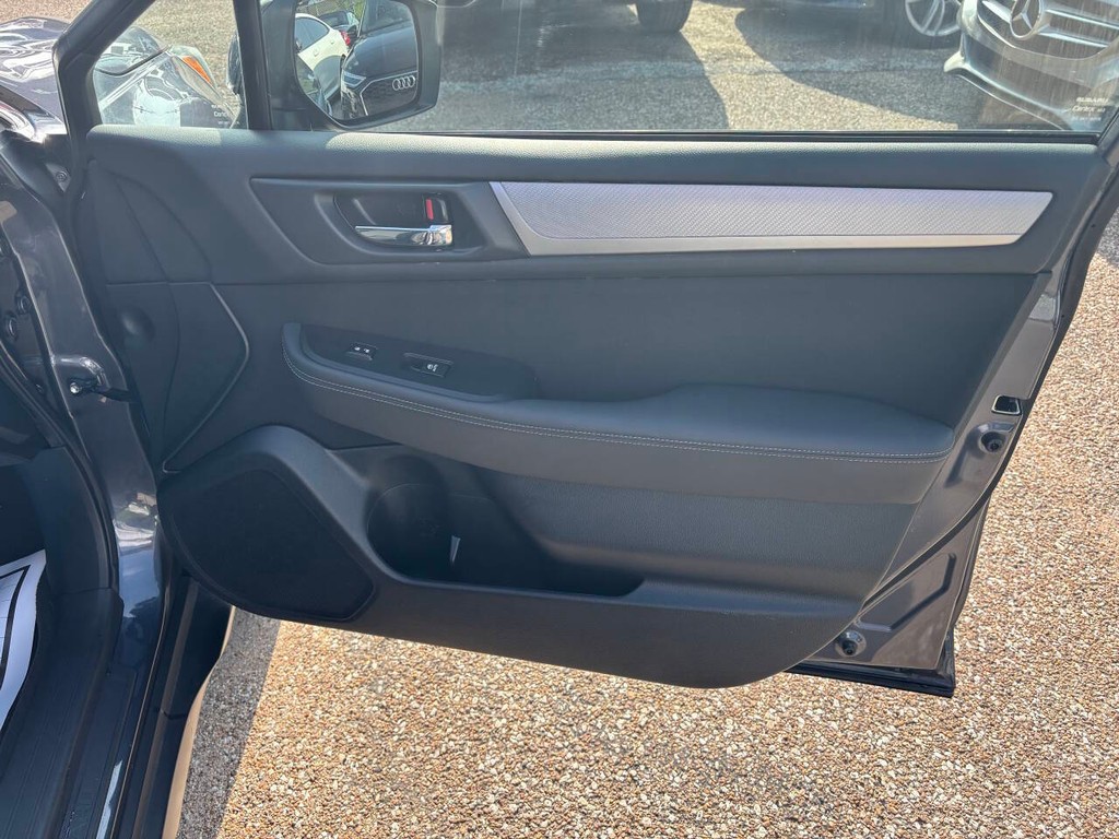 Subaru Outback Vehicle Full-screen Gallery Image 12