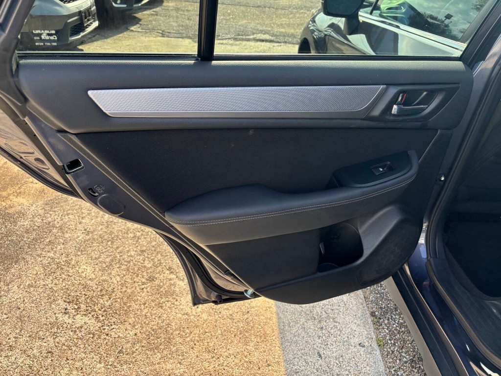 Subaru Outback Vehicle Full-screen Gallery Image 14