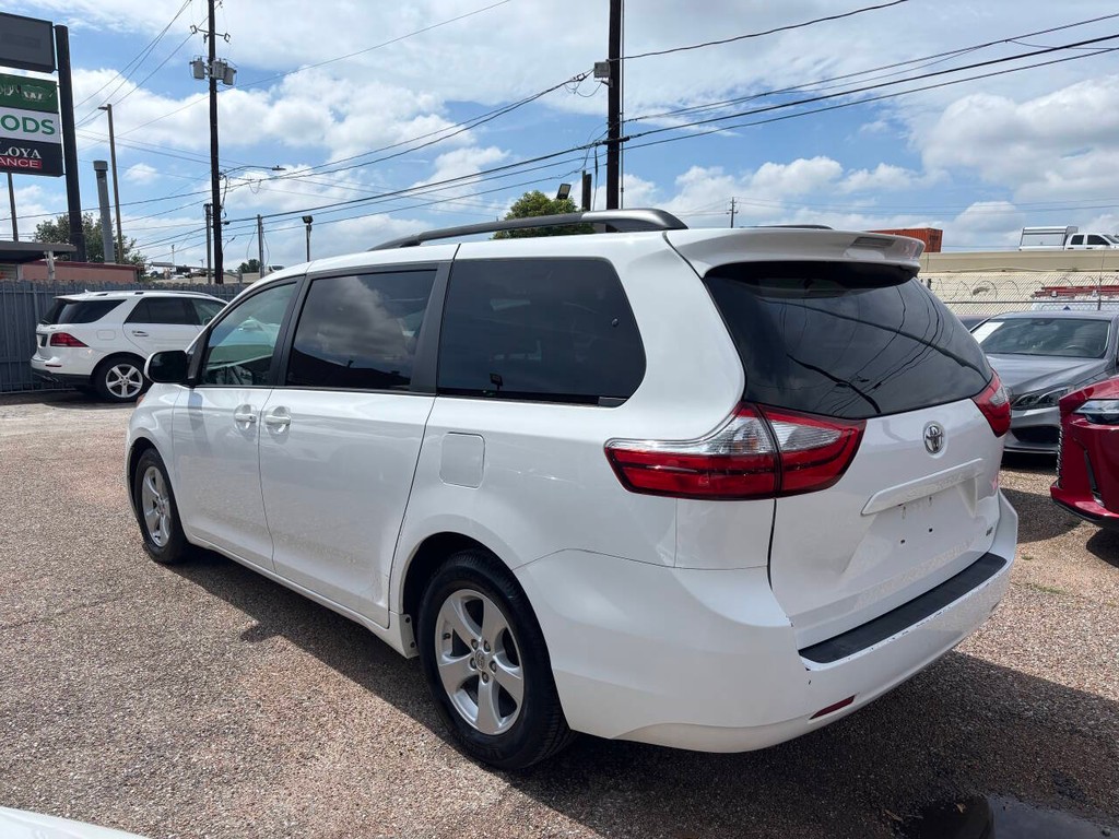 Toyota Sienna Vehicle Full-screen Gallery Image 05