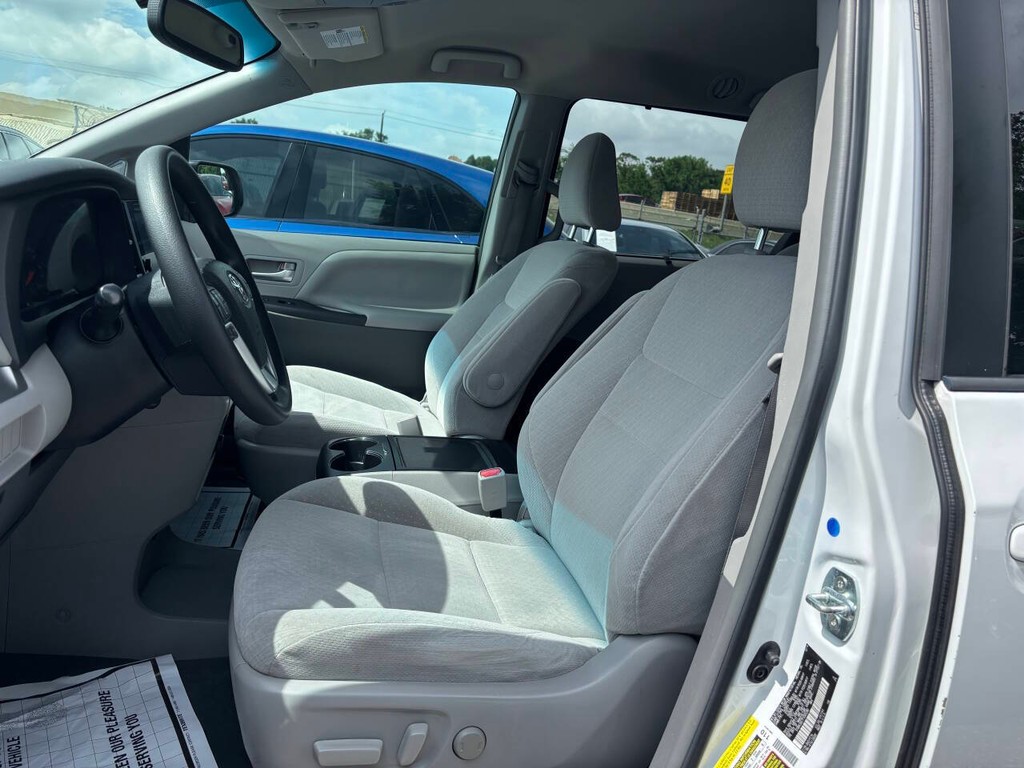 Toyota Sienna Vehicle Full-screen Gallery Image 09