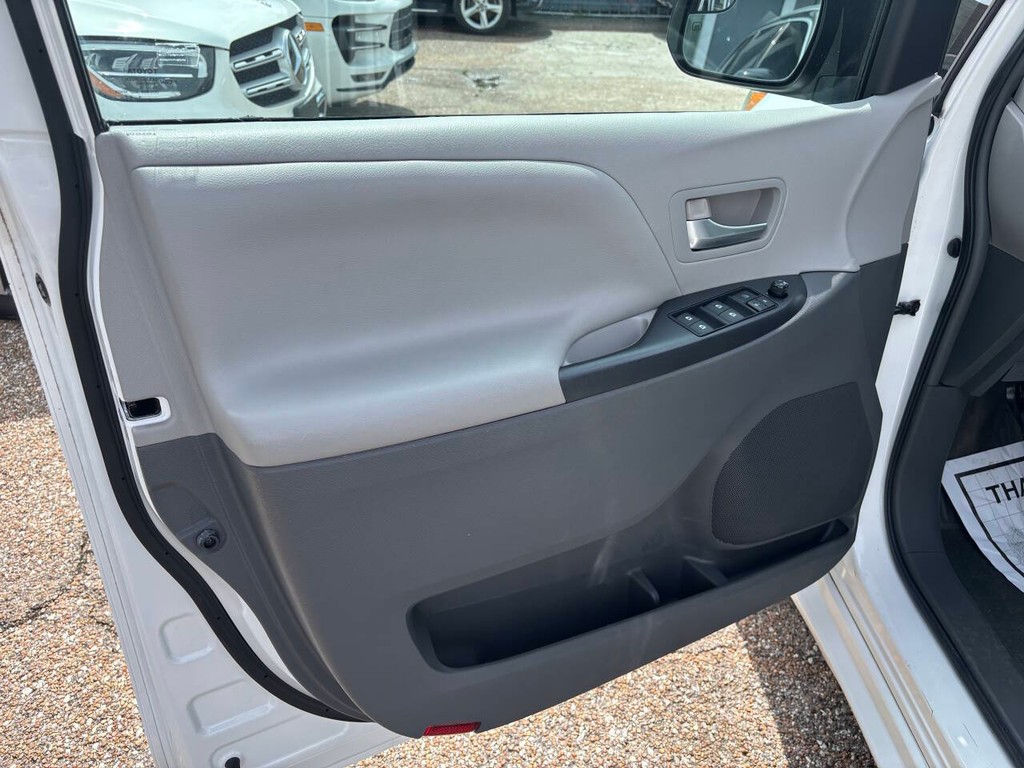 Toyota Sienna Vehicle Full-screen Gallery Image 10