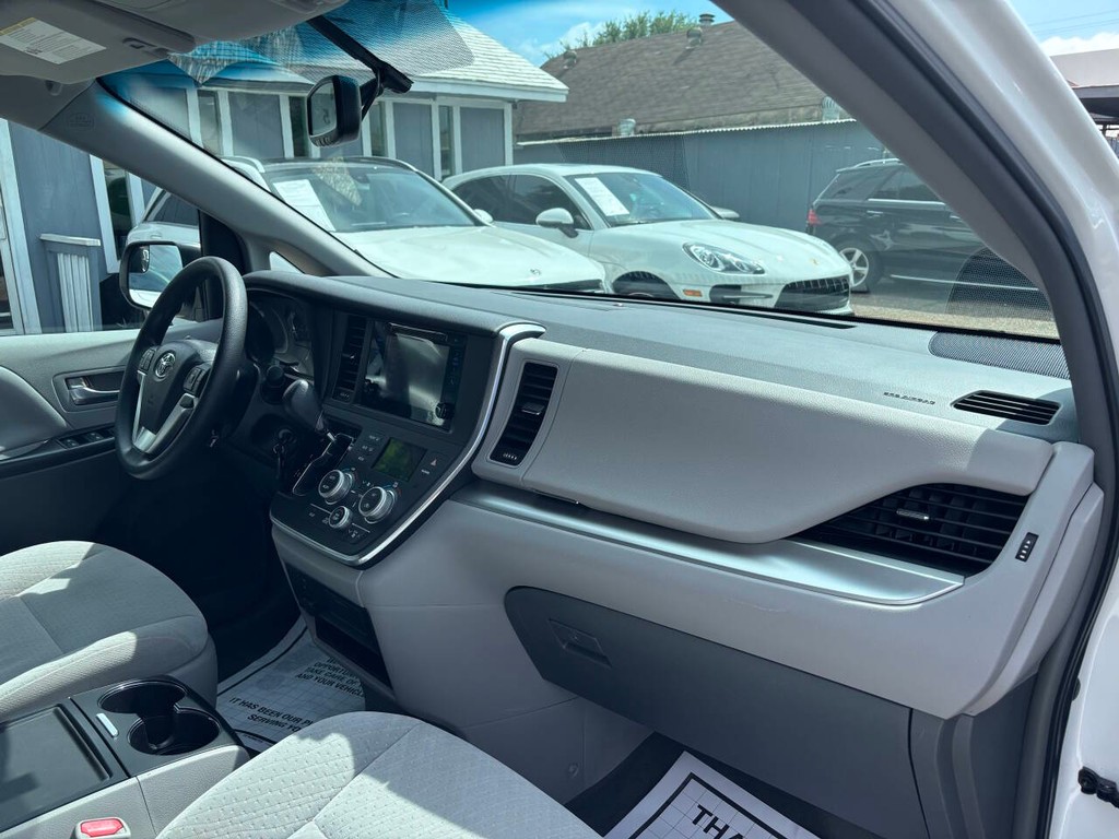 Toyota Sienna Vehicle Full-screen Gallery Image 11