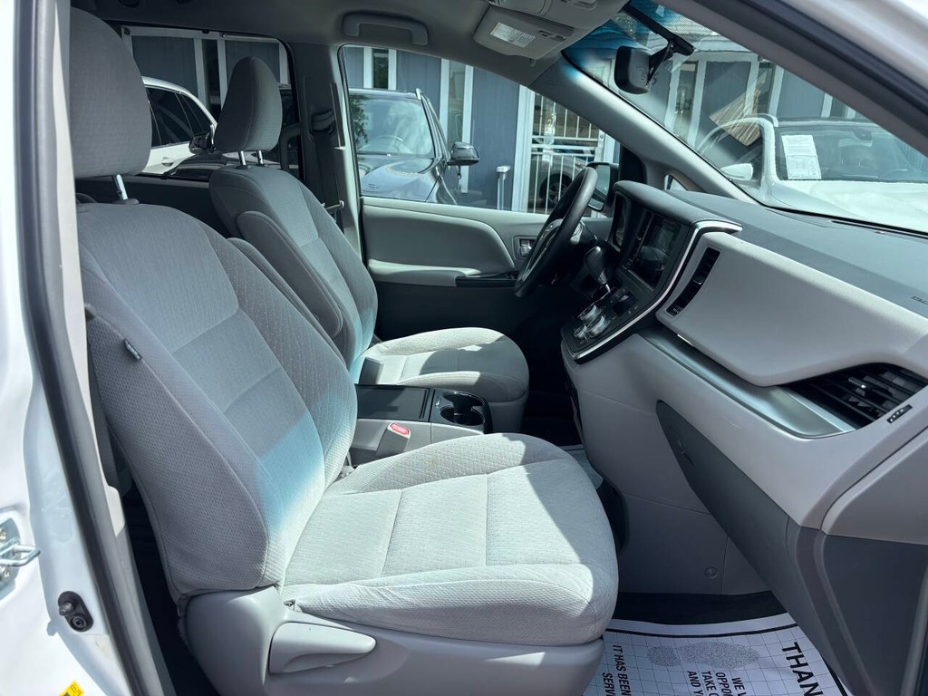 Toyota Sienna Vehicle Full-screen Gallery Image 12