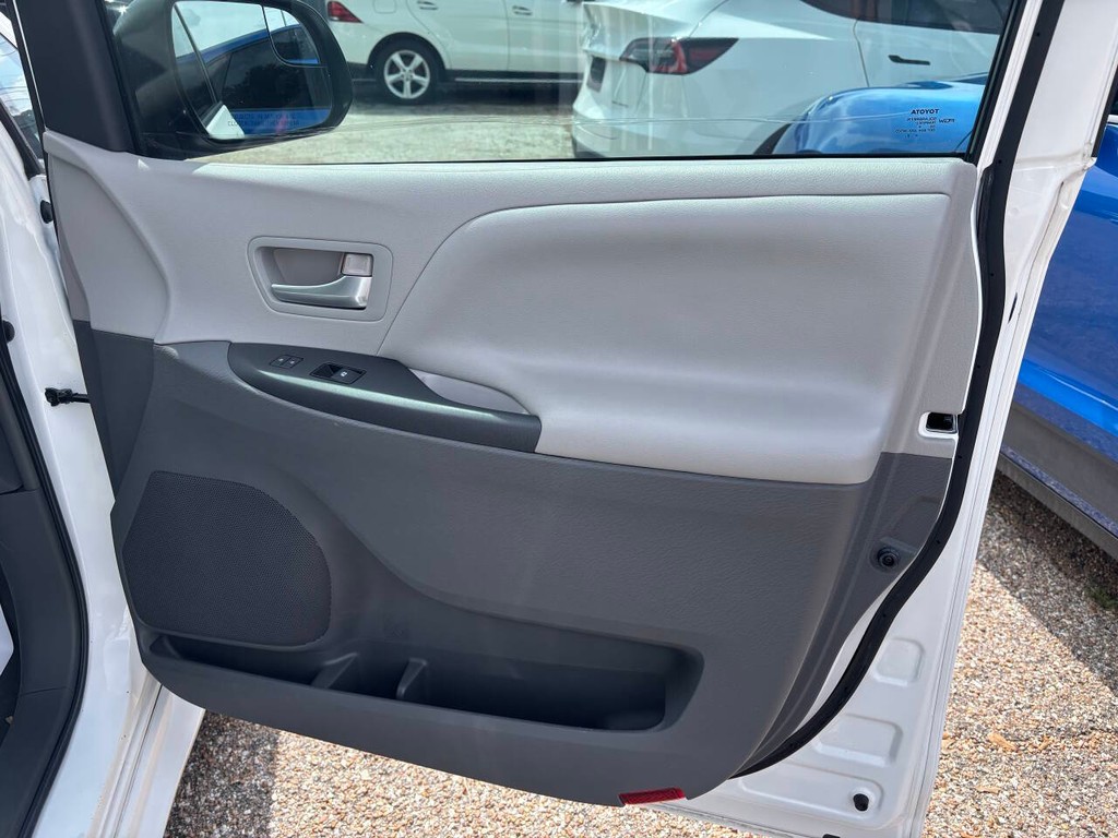 Toyota Sienna Vehicle Full-screen Gallery Image 13