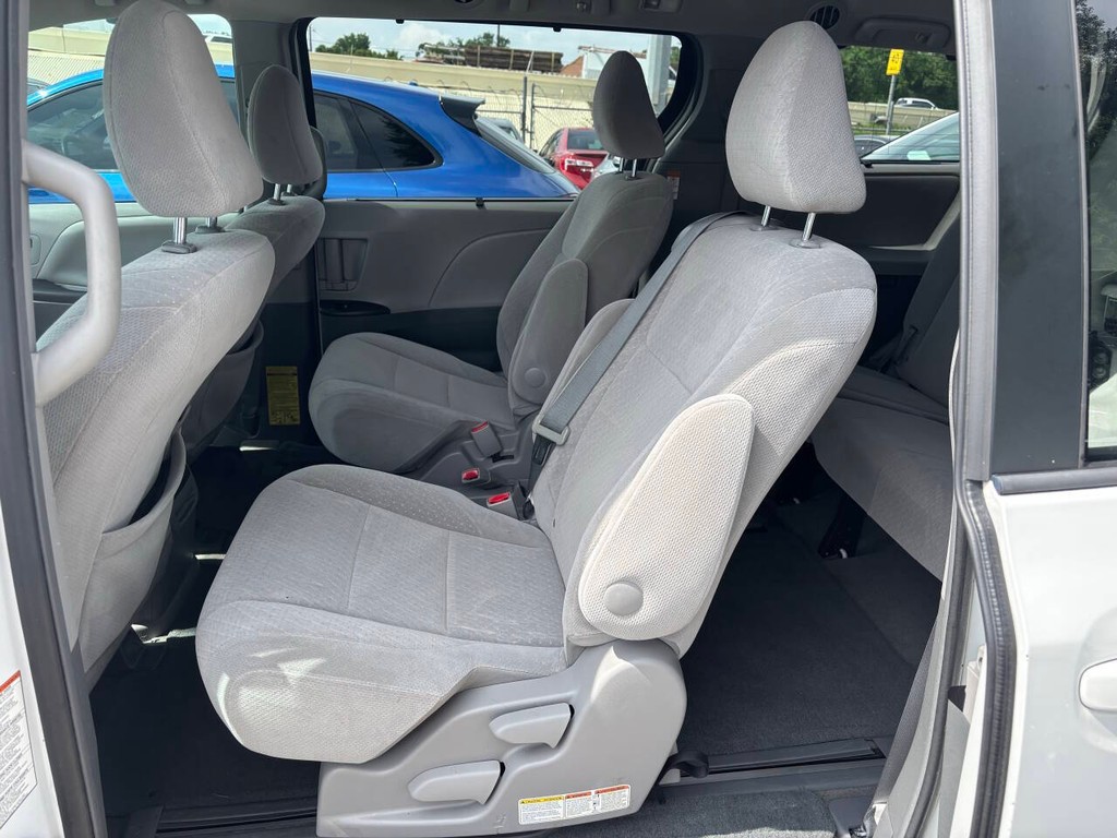 Toyota Sienna Vehicle Full-screen Gallery Image 14