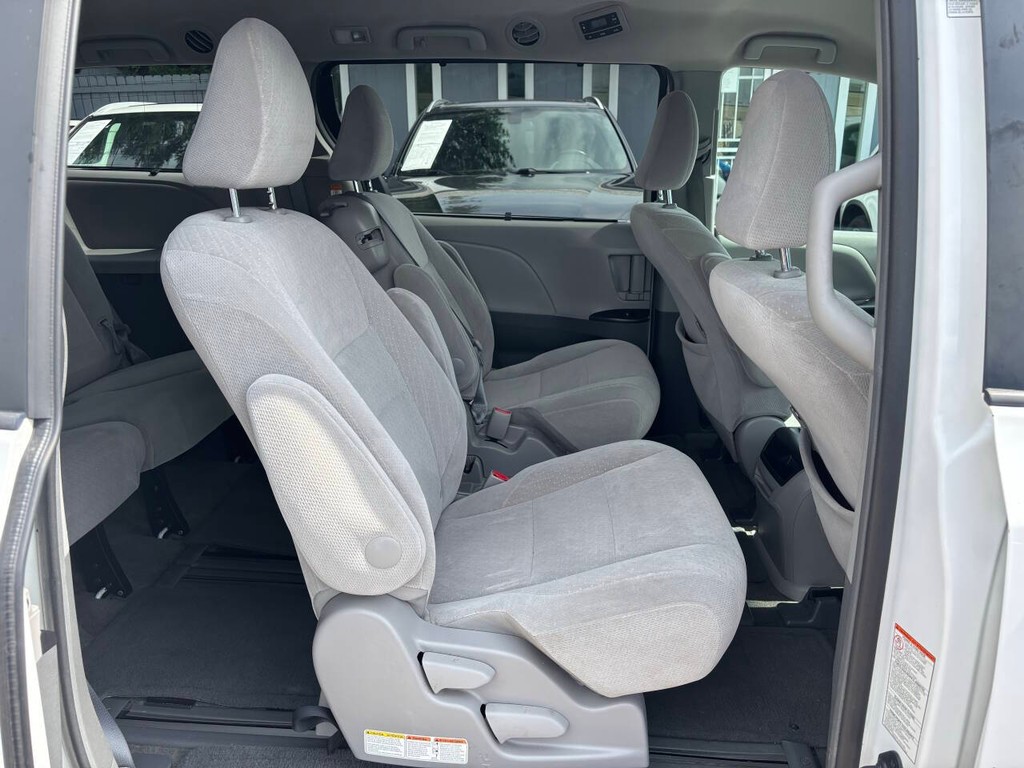 Toyota Sienna Vehicle Full-screen Gallery Image 15