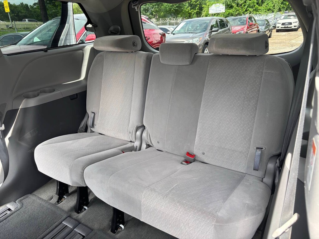 Toyota Sienna Vehicle Full-screen Gallery Image 16