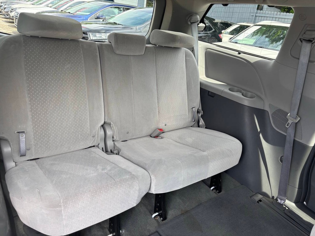 Toyota Sienna Vehicle Full-screen Gallery Image 17