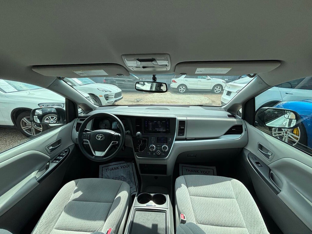 Toyota Sienna Vehicle Full-screen Gallery Image 18