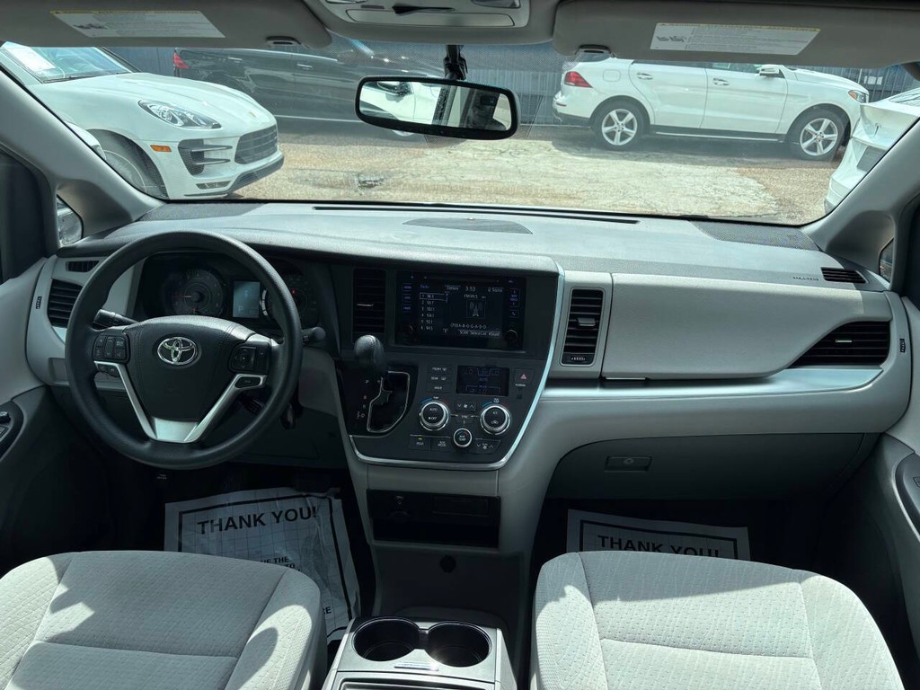 Toyota Sienna Vehicle Full-screen Gallery Image 19