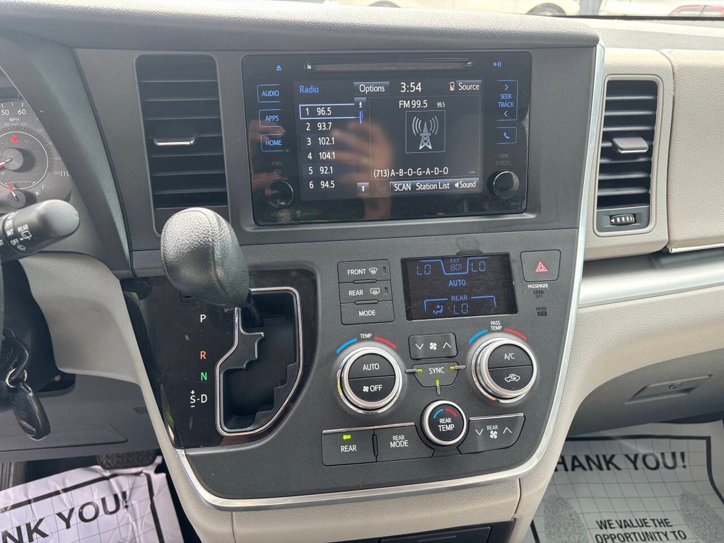 Toyota Sienna Vehicle Full-screen Gallery Image 20