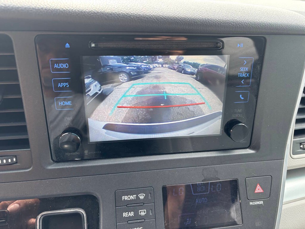 Toyota Sienna Vehicle Full-screen Gallery Image 21