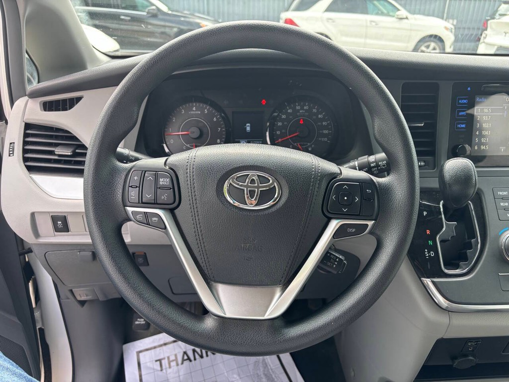 Toyota Sienna Vehicle Full-screen Gallery Image 22
