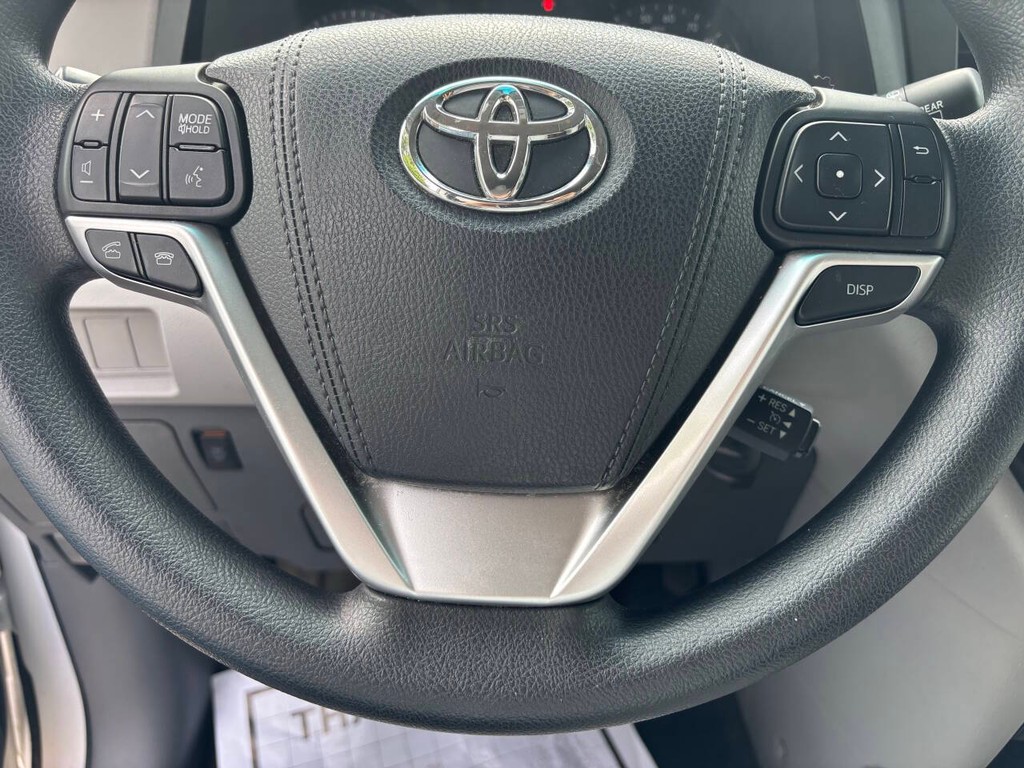 Toyota Sienna Vehicle Full-screen Gallery Image 23
