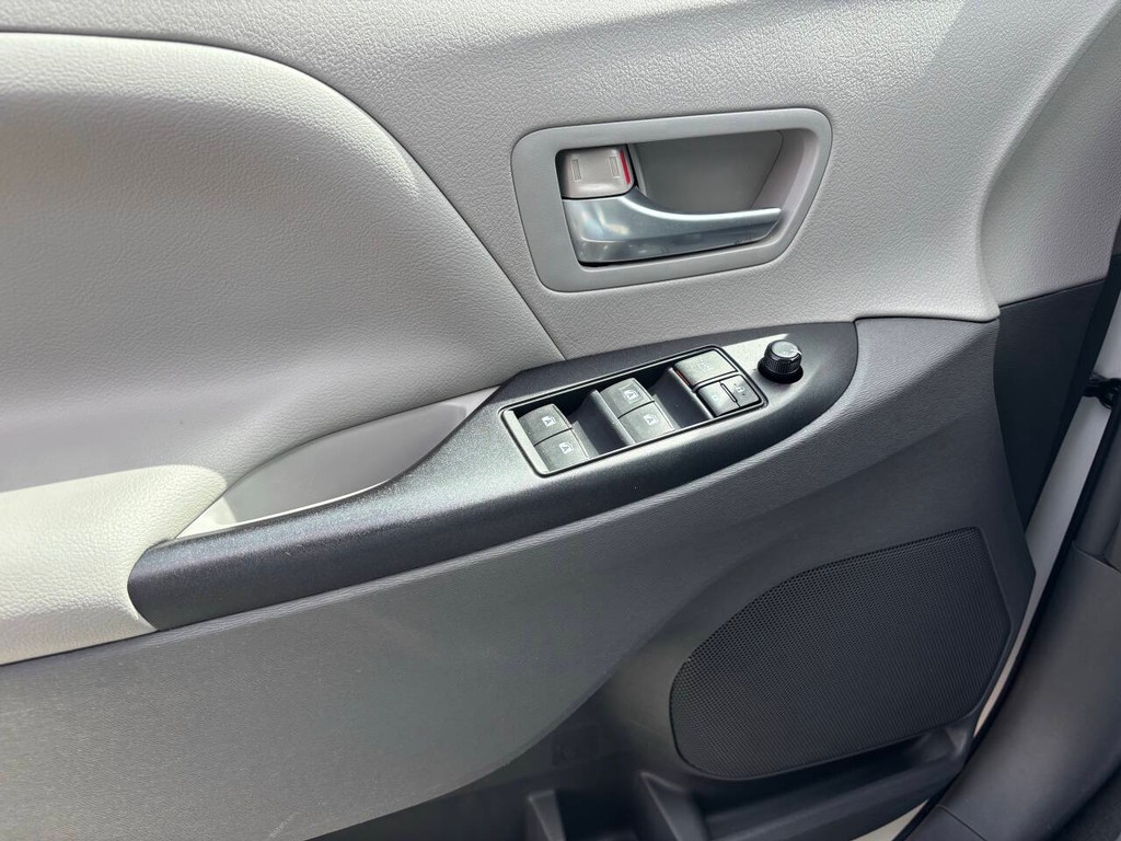 Toyota Sienna Vehicle Full-screen Gallery Image 24