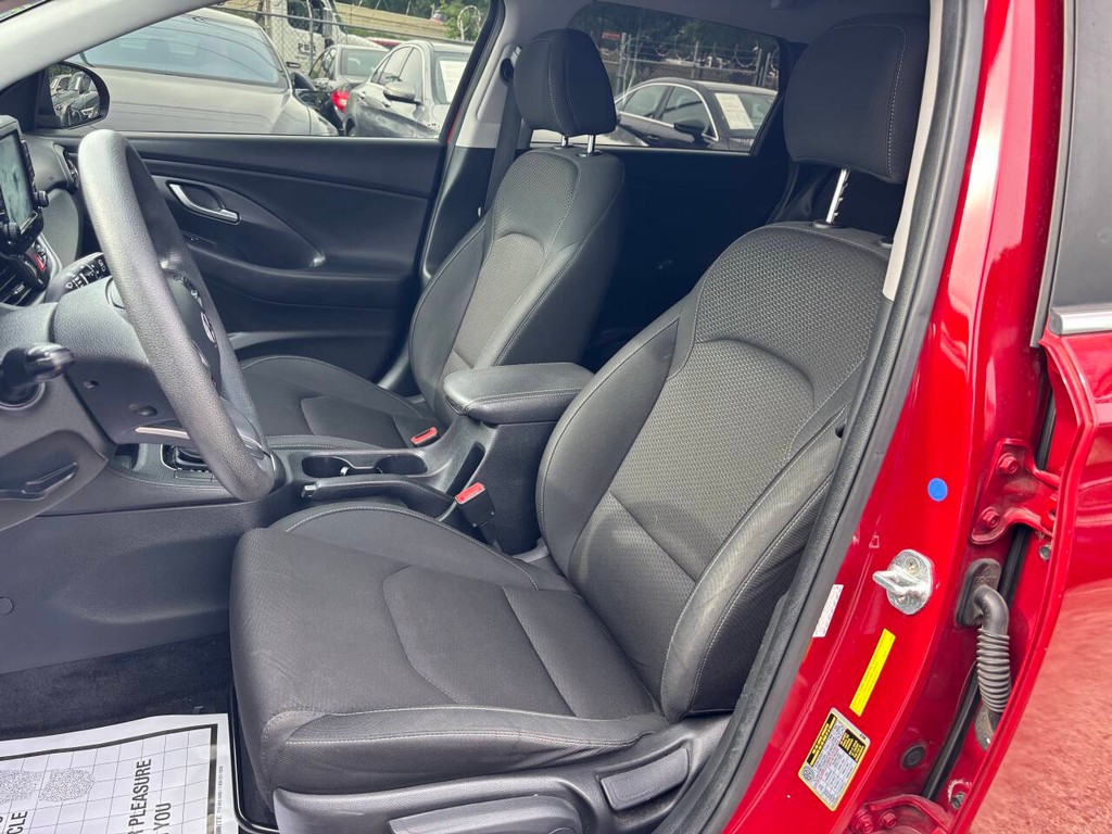 Hyundai Elantra GT Vehicle Full-screen Gallery Image 09