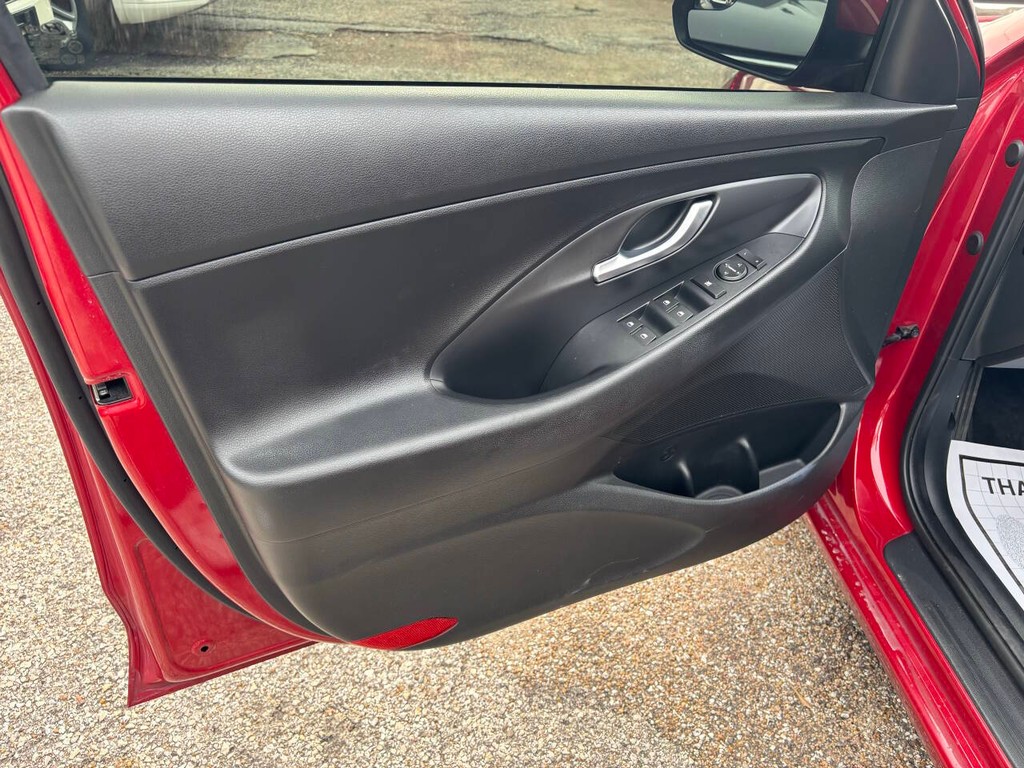Hyundai Elantra GT Vehicle Full-screen Gallery Image 10