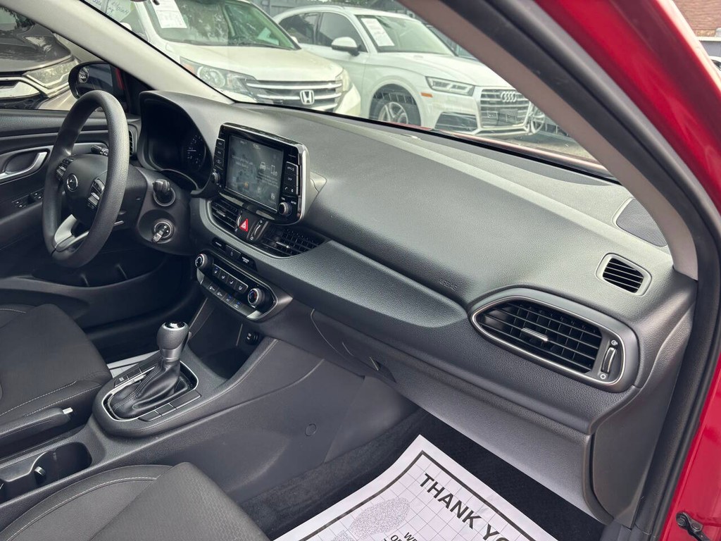 Hyundai Elantra GT Vehicle Full-screen Gallery Image 11
