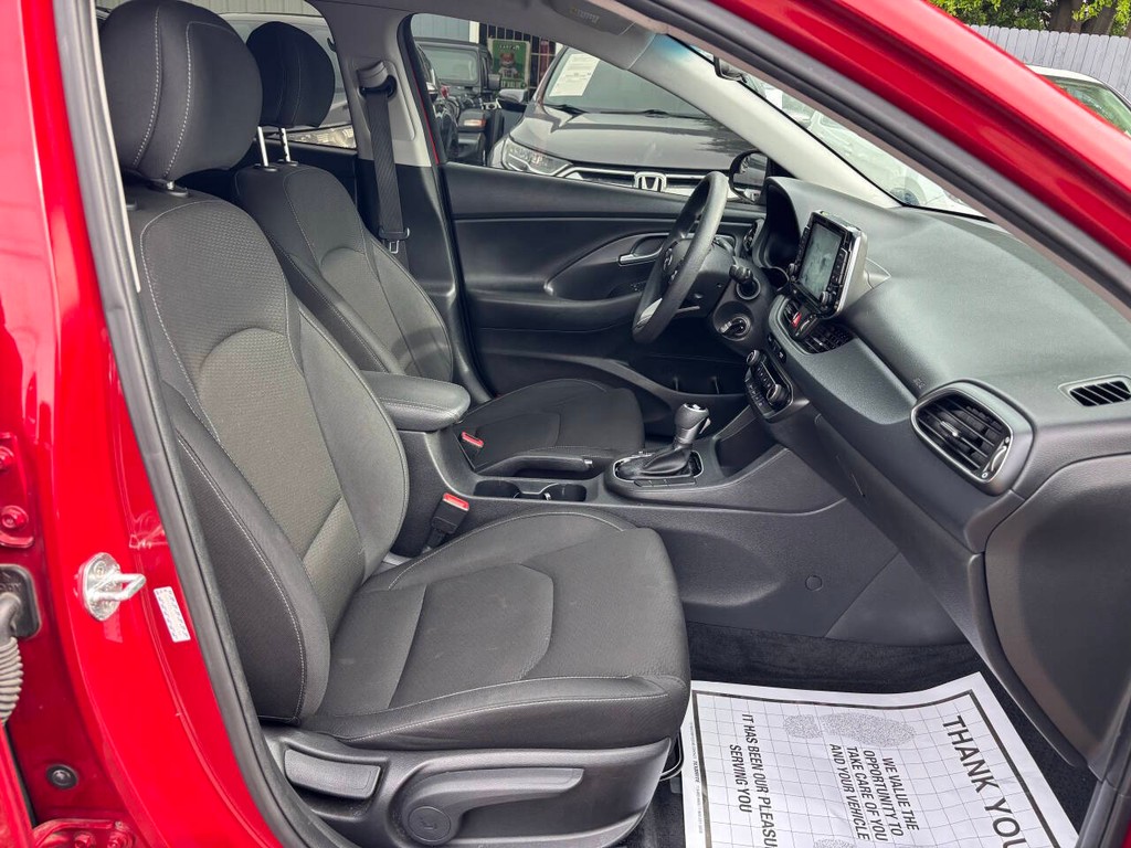 Hyundai Elantra GT Vehicle Full-screen Gallery Image 12