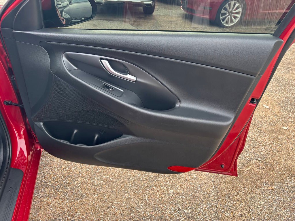 Hyundai Elantra GT Vehicle Full-screen Gallery Image 13