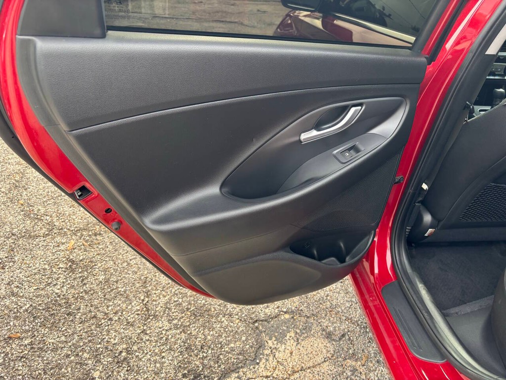 Hyundai Elantra GT Vehicle Full-screen Gallery Image 15