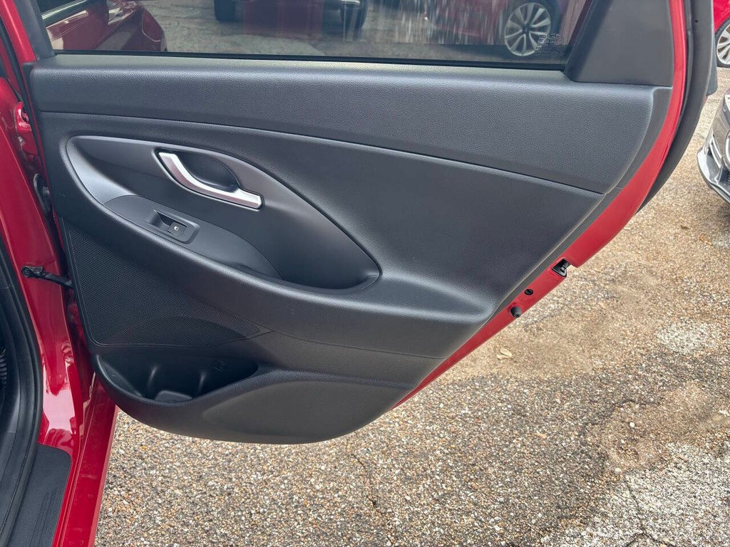 Hyundai Elantra GT Vehicle Full-screen Gallery Image 17