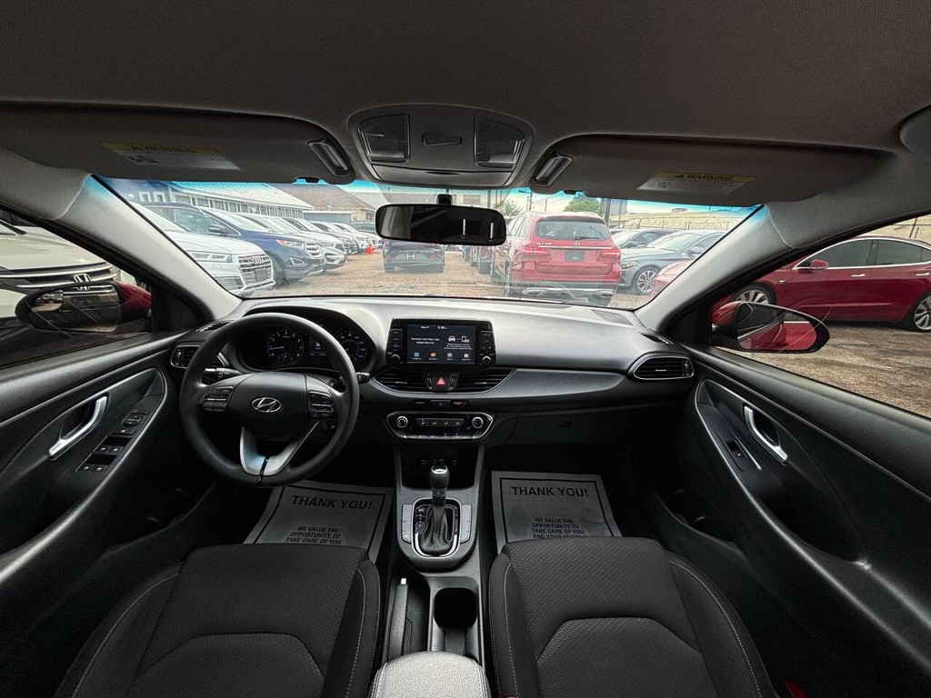Hyundai Elantra GT Vehicle Full-screen Gallery Image 18