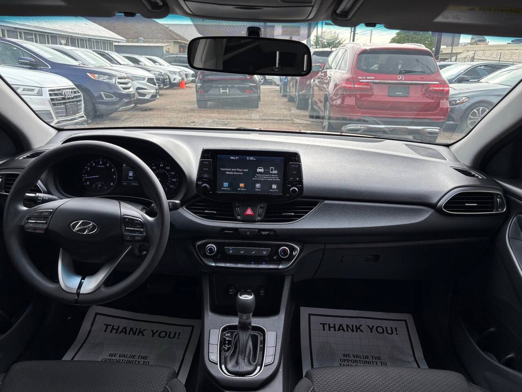 Hyundai Elantra GT Vehicle Full-screen Gallery Image 19