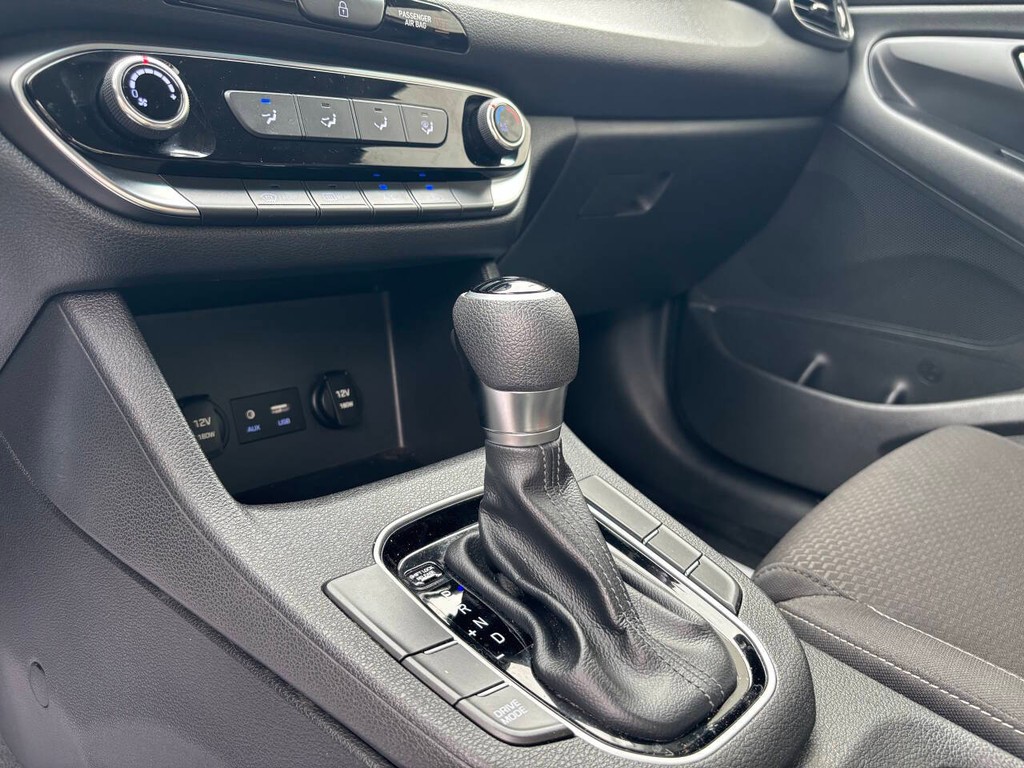 Hyundai Elantra GT Vehicle Full-screen Gallery Image 22