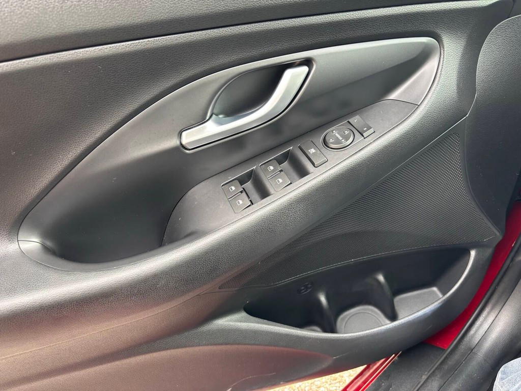 Hyundai Elantra GT Vehicle Full-screen Gallery Image 25