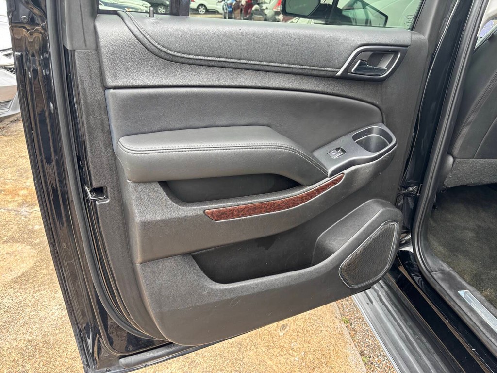 GMC Yukon XL Vehicle Full-screen Gallery Image 15