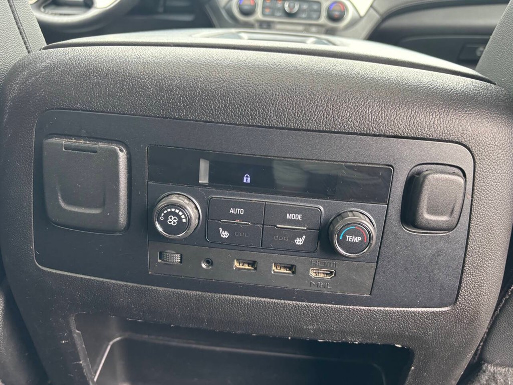 GMC Yukon XL Vehicle Full-screen Gallery Image 21
