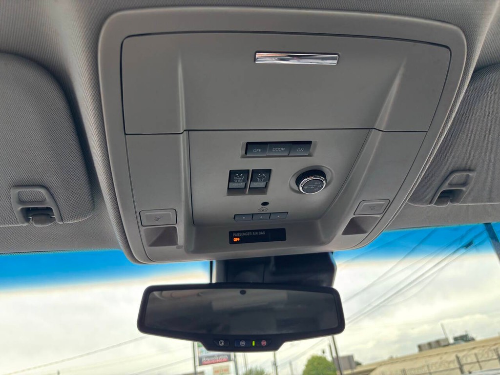 GMC Yukon XL Vehicle Full-screen Gallery Image 30