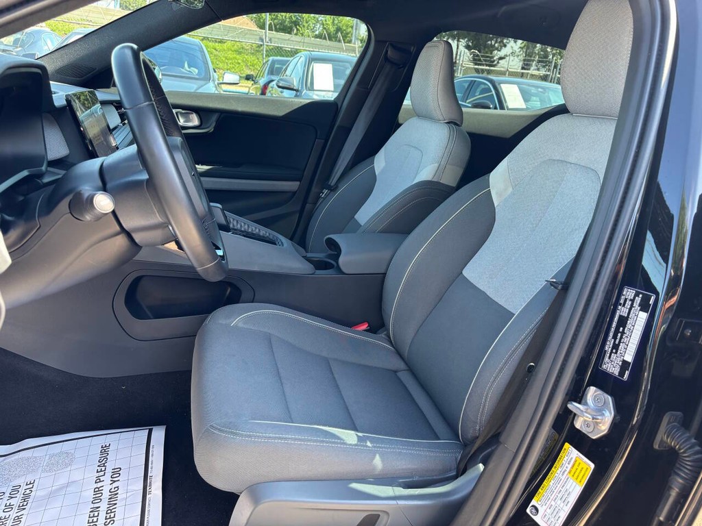 Polestar 2 Vehicle Full-screen Gallery Image 09