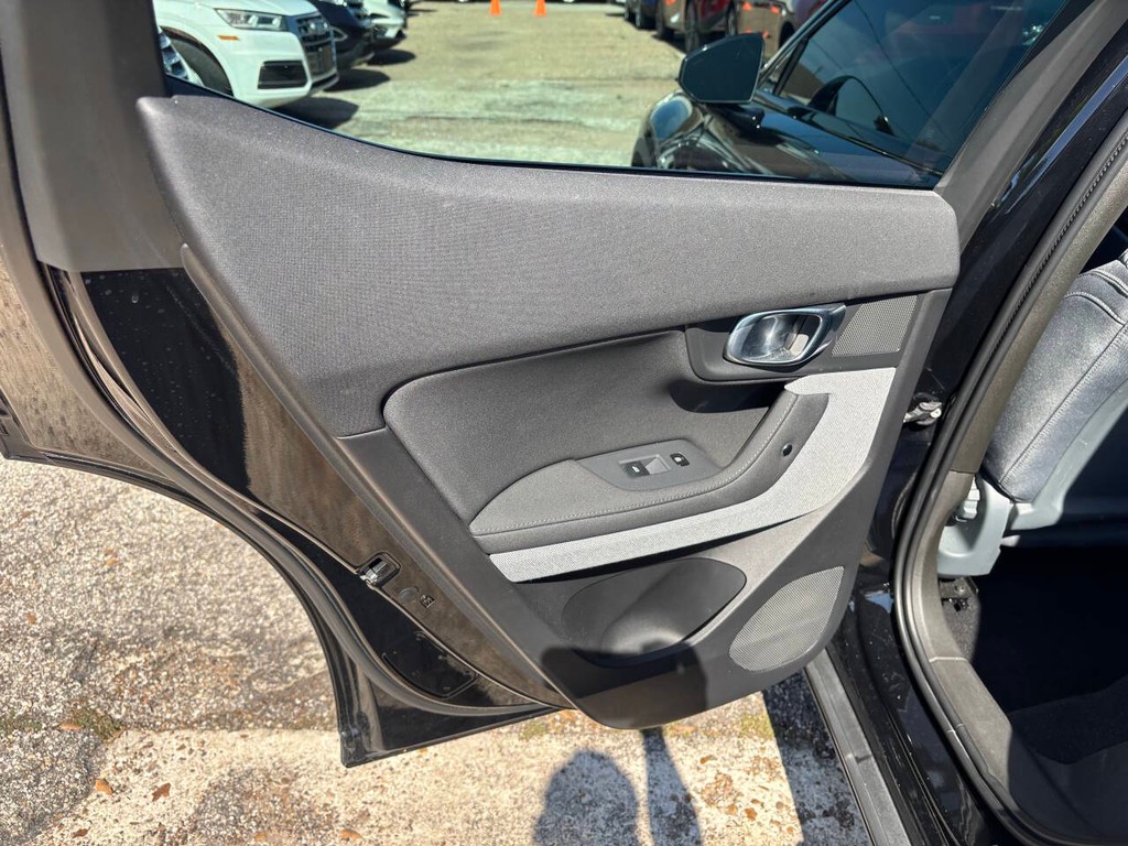 Polestar 2 Vehicle Full-screen Gallery Image 15