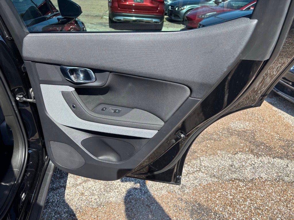 Polestar 2 Vehicle Full-screen Gallery Image 17