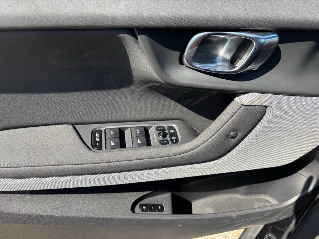 Polestar 2 Vehicle Full-screen Gallery Image 27