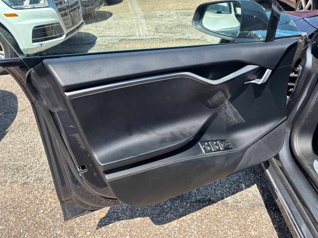 Tesla Model S Vehicle Full-screen Gallery Image 10