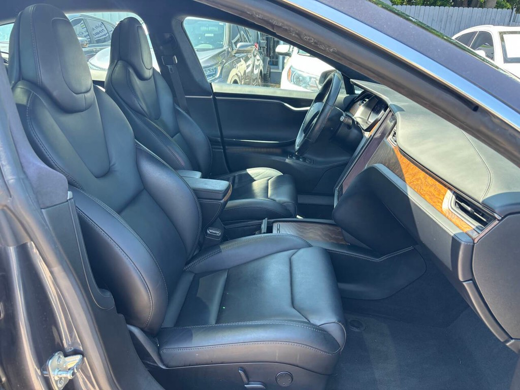 Tesla Model S Vehicle Full-screen Gallery Image 12