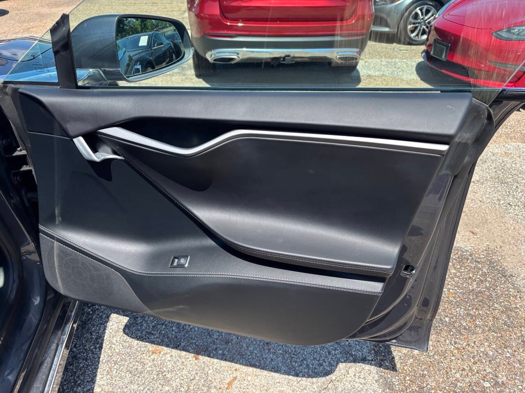 Tesla Model S Vehicle Full-screen Gallery Image 13