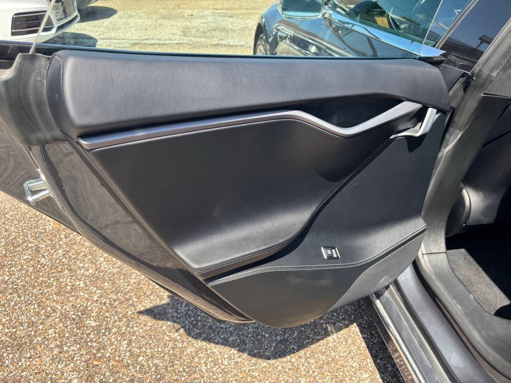 Tesla Model S Vehicle Full-screen Gallery Image 15