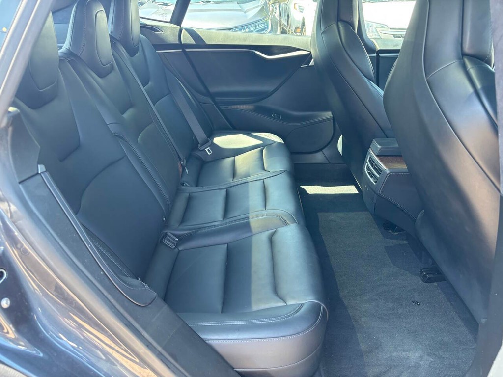 Tesla Model S Vehicle Full-screen Gallery Image 16