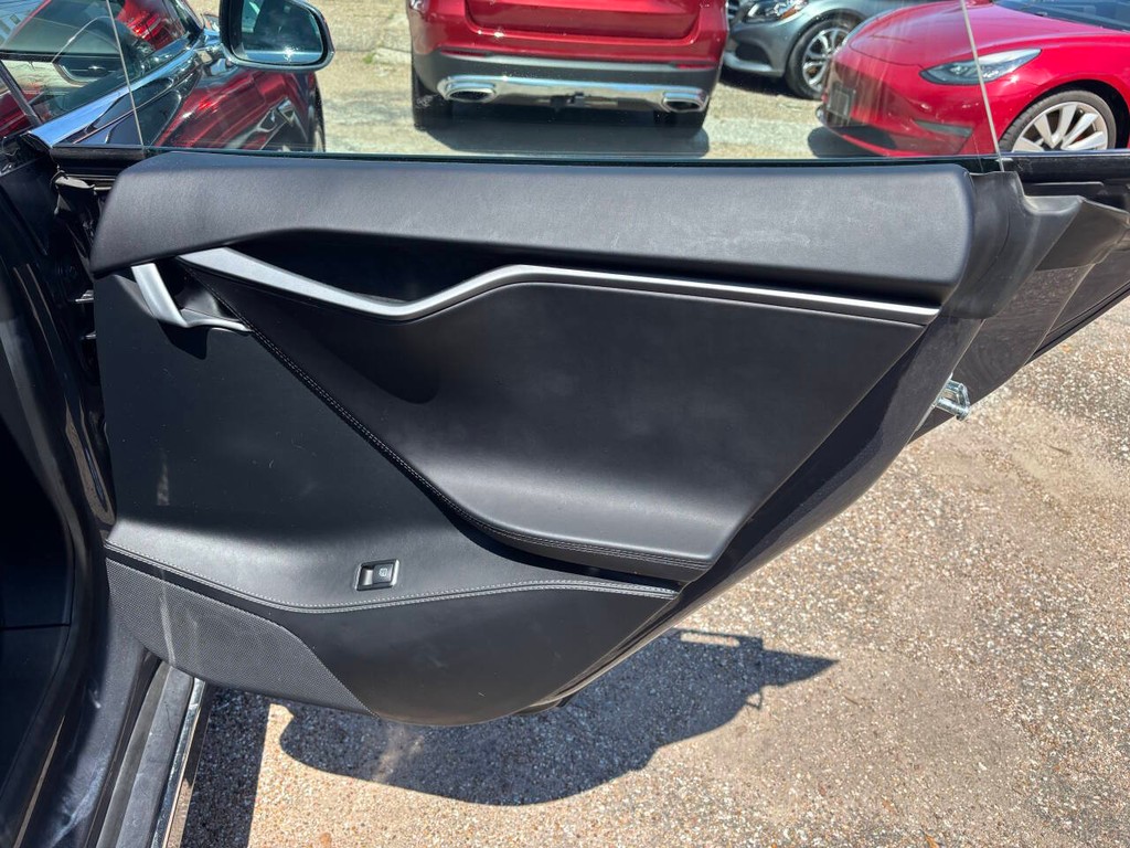Tesla Model S Vehicle Full-screen Gallery Image 17