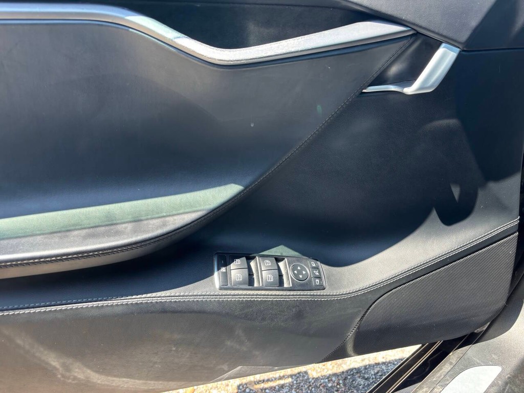 Tesla Model S Vehicle Full-screen Gallery Image 27