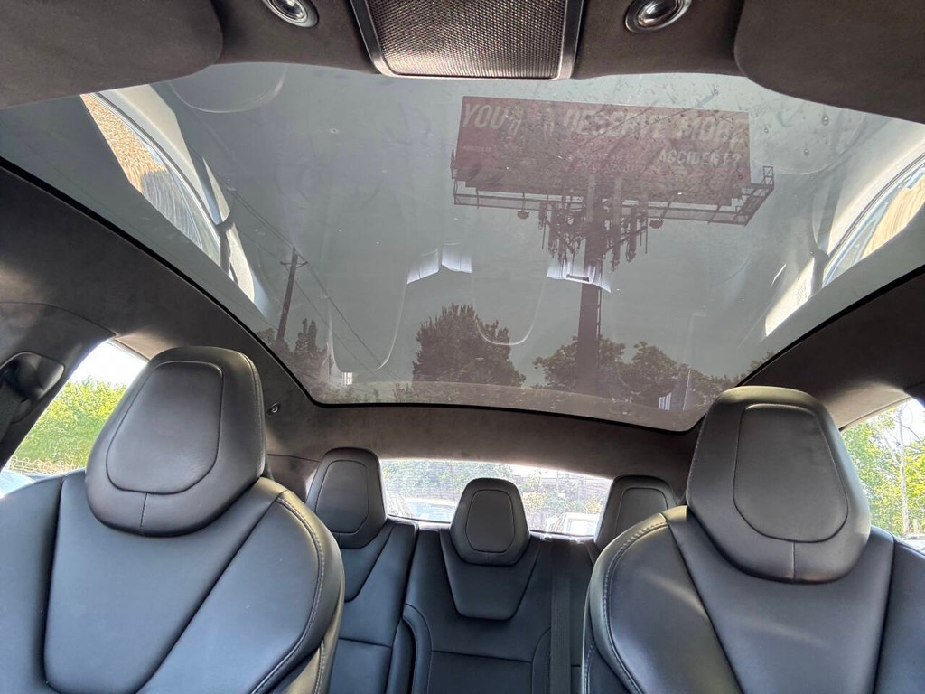 Tesla Model S Vehicle Full-screen Gallery Image 28